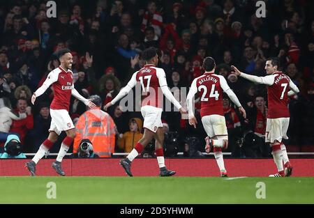 Pierre-Emerick Aubameyang von Arsenal (links) feiert mit seinen Teamkollegen AS Er gewinnt Arsenals vierten Platz im Premier League-Spiel dazwischen Arsenal und Everton im Emirates Stadium Stockfoto