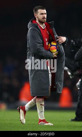 Arsenals Aaron Ramsey applaudiert den Fans, wie er die bekommt Matchball für seinen Hattrick nach dem letzten Pfiff während Das Premier League-Spiel zwischen Arsenal und Everton in Emirates Stadion Stockfoto