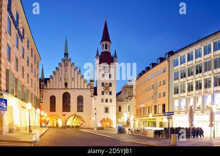 Deutschland, Bayern, München, Altstadt-Lehel, Spielzeugmuseum im alten Rathaus Turm am Abend Stockfoto