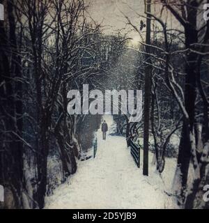 Deutschland, in der Nähe von Wuppertal, Mann zu Fuß auf Waldweg im Winter, strukturierte Effekt Stockfoto