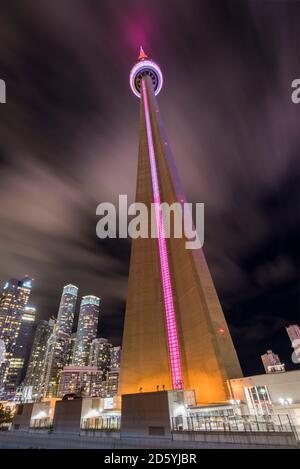 Kanada, Ontario, Toronto, CN Tower, rosa Licht, bewegte Wolken, Langzeitbelichtung Stockfoto