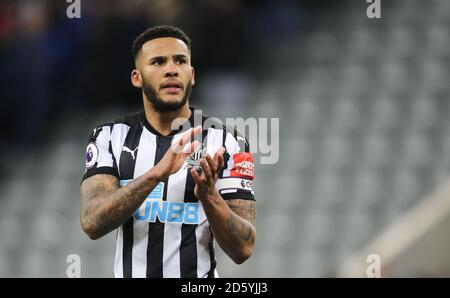 Die Newcastle United's Jamaal Lascelles applaudiert den Fans nach dem Finale Pfeife Stockfoto