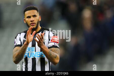 Die Newcastle United's Jamaal Lascelles applaudiert den Fans nach dem Finale Pfeife Stockfoto