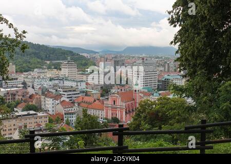 Luftaufnahme der Franziskanerkirche der Verkündigung in Ljubljana Innenstadt, Hauptstadt von Slowenien.Architektur und Landschaft Blick von der Burg Stockfoto