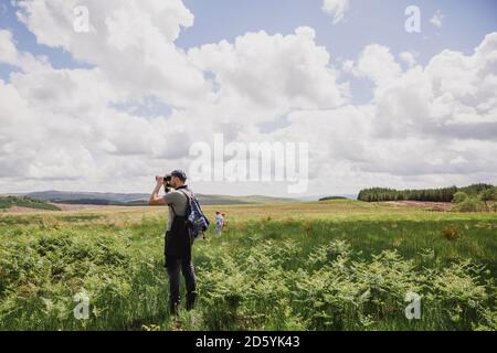 Vater und Sohn beobachten Vögel, Schottland, Großbritannien Stockfoto