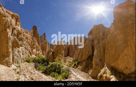 Neuseeland, Südinsel, Omarama, Clay Cliff gegen die Sonne Stockfoto