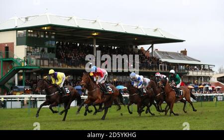 Läufer und Reiter in der Mares-Hürde olbg.com während der Gentlemen's Renntag auf der Warwick Racecourse Stockfoto