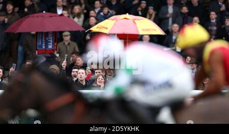 Die Rennfahrer jubeln die Läufer und Fahrer in der olbg.com an Mares’ Hurdle während des Gentlemen's Raceday auf der Rennbahn Warwick Stockfoto