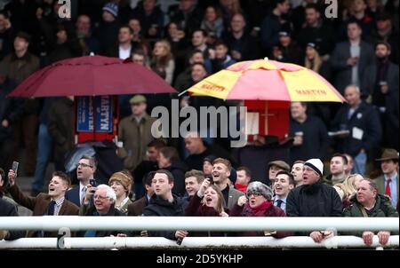 Die Rennfahrer jubeln die Läufer und Fahrer in der olbg.com an Mares’ Hurdle während des Gentlemen's Raceday auf der Rennbahn Warwick Stockfoto