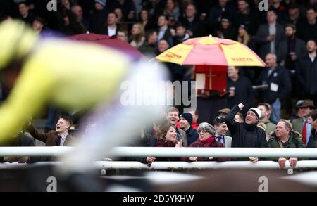 Die Rennfahrer jubeln die Läufer und Fahrer in der olbg.com an Mares’ Hurdle während des Gentlemen's Raceday auf der Rennbahn Warwick Stockfoto