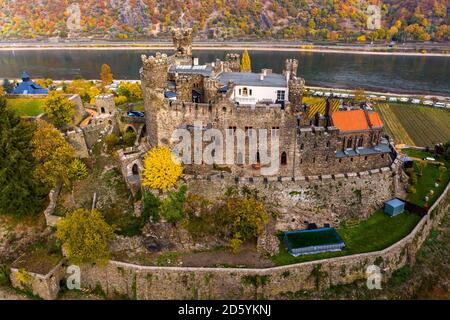 Deutschland, Rheinland-Pfalz, Trechtingshausen, Blick auf die Burg Reichenstein im Herbst Stockfoto