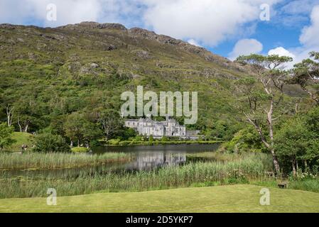 Irland, County Galway, Ansicht der Benediktiner Abtei, Kylemore Abbey Stockfoto