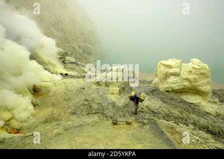 Indonesien, Java, Schwefelbergarbeiter, die im Krater von Kawah Ijen arbeiten Stockfoto