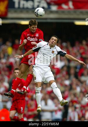 Steven Gerrard von Liverpool und Matthew Etherington von West Ham United Stockfoto