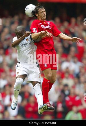 Fernando Morientes von Liverpool und Nigel REO-Coker von West Ham United Stockfoto