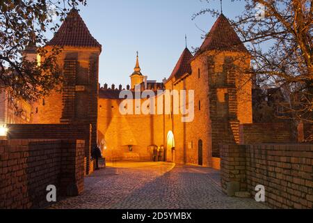 Polen, Warschau, Blick zum beleuchteten Barbican Stadtbefestigung bei Abenddämmerung Stockfoto