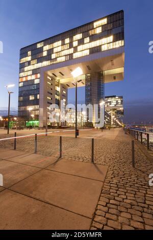 Deutschland, Köln, Rheinau-Hafen, Kranhaus am Abend Stockfoto