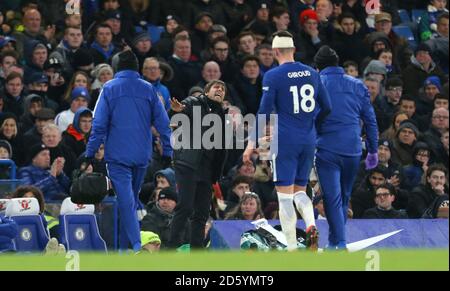 Chelseas Olivier Giroud verlässt das Spielfeld als Chelsea-Manager Antonio Conte Gesten auf der Touchline Stockfoto