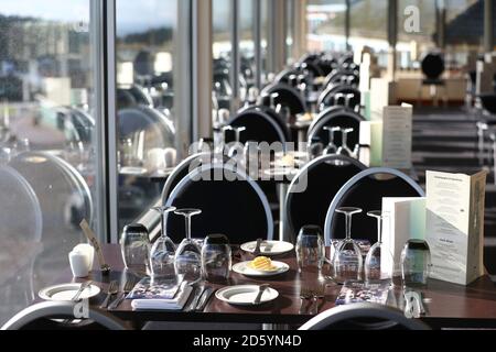 Ein allgemeiner Blick auf das Desert Orchid Restaurant während des Super Sonntag auf der Exeter Racecourse Stockfoto