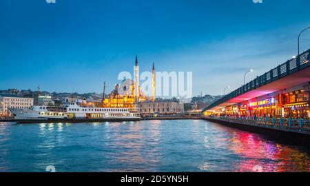 Türkei, Istanbul, Blick auf den Hafen von Eminonu und die Neue Moschee im Hintergrund zur blauen Stunde Stockfoto