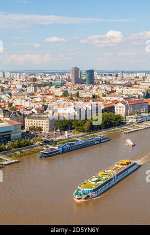 Slowakei, Bratislava, Stadtbild mit Fluss Kreuzfahrt Schiff auf der Donau Stockfoto