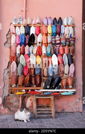 Marokko, Marrakesch, Schuhe auf Souk Stockfoto