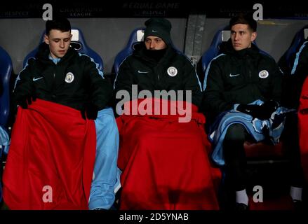 Phil Foden von Manchester City (von links nach rechts), David Silva von Manchester City und John Stones von Manchester City auf der Bank Stockfoto