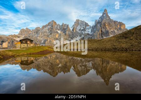 Italien, Trentino, Dolomiten, Passo Rolle, Baita Segantini Chalet und Pale di San Martino Range Stockfoto