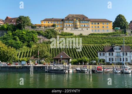 Deutschland, Meersburg, Hafen und Weinberg Stockfoto