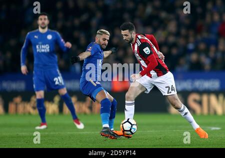 Riyad Mahrez (Mitte) von Leicester City und Danny Lafferty von Sheffield United (Rechts) Kampf um den Ball Stockfoto