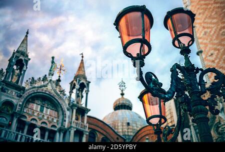 Italien, Venedig, Laterne am Markusplatz entfernt Stockfoto