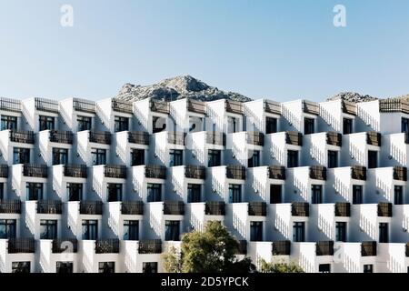 Spanien, Baleares, Mallorca, Mehrfamilienhaus mit Reihen von Balkonen Stockfoto