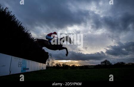 David Noonan geritten auf Officer Hoolihan während der 16.30 Uhr Betway Handicap Chase (Für Den Harry Defosee Memorial Cup) Stockfoto