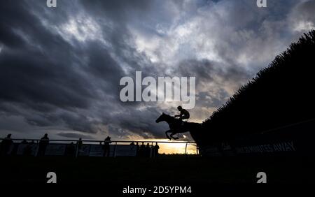 David Noonan geritten auf Officer Hoolihan während der 16.30 Uhr Betway Handicap Chase (Für Den Harry Defosee Memorial Cup) Stockfoto