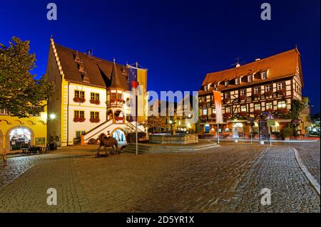 Deutschland, Volkach, Rathaus am Marktplatz in der Nacht Stockfoto
