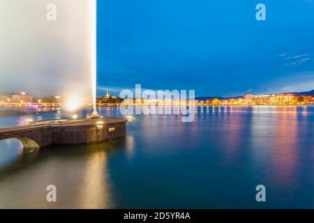 Schweiz, Genf, Genfer See mit Fontäne Jet d ' Eau am Abend Stockfoto