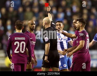 Schiedsrichter Anthony Taylor zeigt Fabian in Manchester City einen roten Delph für ein Foul auf Wigan Athletic Max Power Stockfoto