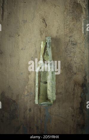 Kaputte alte Glasflasche auf Holz Stockfoto