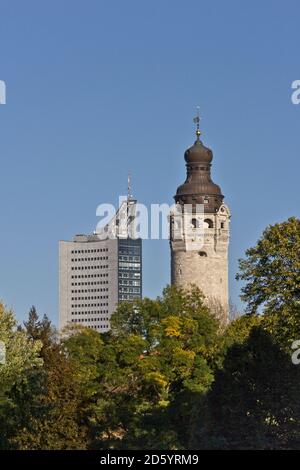 Deutschland, Sachsen, Leipzig, Neues Rathaus und Universitätsturm Stockfoto