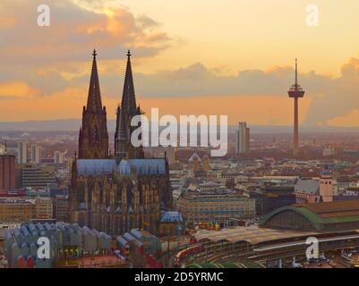 Deutschland, Köln, Stadtansicht mit Bahnhof und Fernsehen Hauptturm Museum Ludwig, Köln, Stockfoto