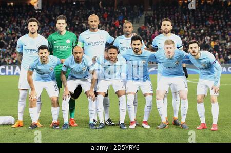 Hintere Reihe, von links nach rechts, Kyle Walker, Ederson, Vincent Kompany, Fernandinho, Nicolas Otamendi in Manchester City. Erste Reihe, von links nach rechts, Sergio Aguero, Fabian Delph, Raheem Sterling, Ilkay Gundogan, Kevin De Bruyne und Bernardo Silva Stockfoto