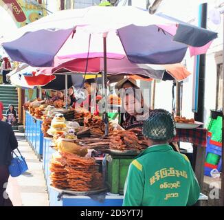 Traditionelle burmesische Lebensmittel werden an Marktständen in der Nähe der Kyaiktiyo-Pagode verkauft (Golden Rock) Stockfoto