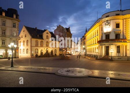 Deutschland, Hessen, Wiesbaden, Brunnen, Hessischer Landtag und altes Rathaus am Abend Stockfoto