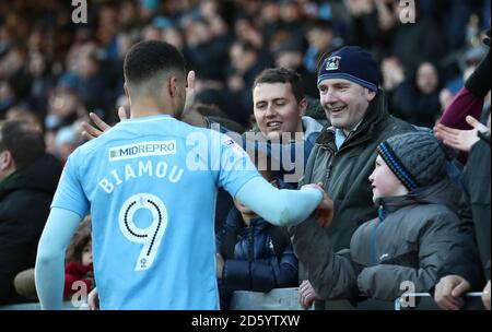 Maxime Biamou von Coventry City begrüßt die Fans nach dem letzten Pfiff Stockfoto