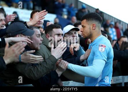 Maxime Biamou von Coventry City begrüßt die Fans nach dem letzten Pfiff Stockfoto