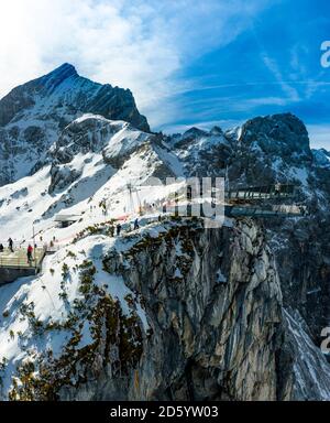 Deutschland, Bayern, Mittenwald, Wettersteingebirge, Alpspitze, Bergstation mit Aussichtsplattform AlpspiX Stockfoto