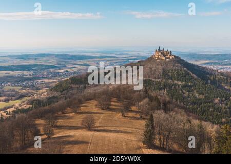 Deutschland, Bisingen, Blick vom Zeller Horn auf die Burg Hohenzollern Stockfoto