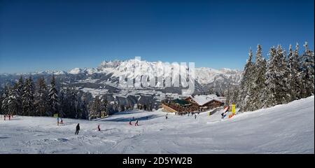 Österreich, Steiermark, Kreis Liezen, Schladming, Skigebiet Planai, Schafalm, Blick auf das Dachsteinmassiv Stockfoto