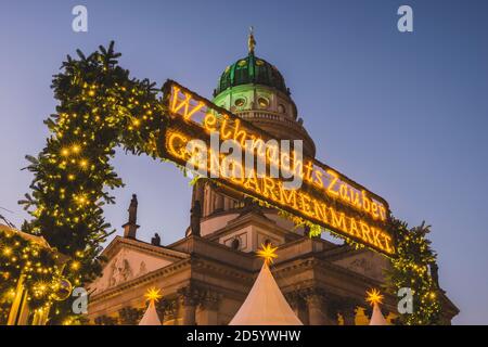 Deutschland, Berlin, Weihnachtsmarkt am Gendarmenmarkt, Französischer Dom im Hintergrund Stockfoto