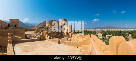 Oman, Al Batinah Region, Al Hajar Mountains, Nakhal, Fort Nakhal, Oasis Nakhal und Jebel Nakhl Massiv Stockfoto